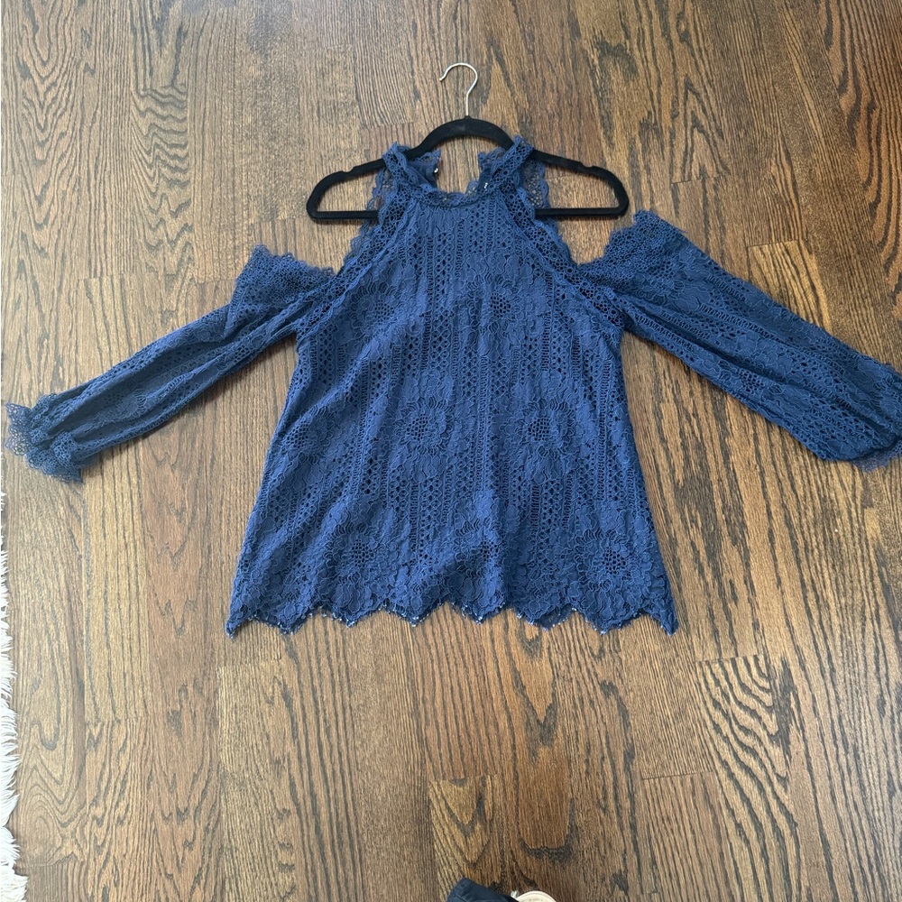 Sugarlips L Women’s Blue Lace Mika Cold Shoulder Top NWT - Picture 2 of 4